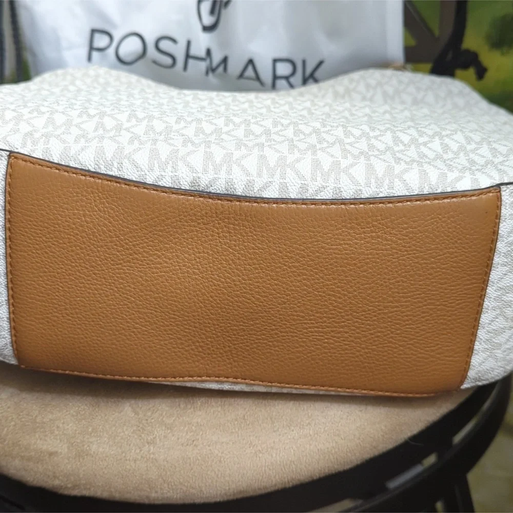 SALE! NWT Michael Kors Hobo Handbag - Picture 5 of 13